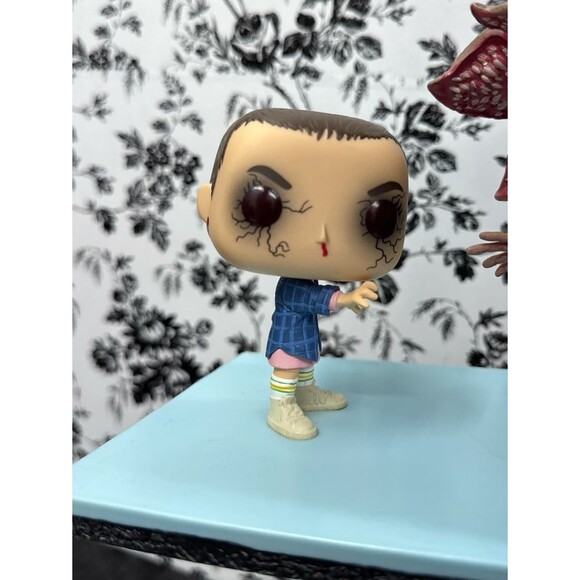 Funko POP! Movie Moments: ST - Eleven & Demogorgon Figure Bookend - Picture 3 of 4